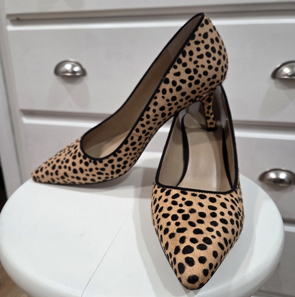 Ann Taylor Tan and Black Heels - Picture 5 of 6